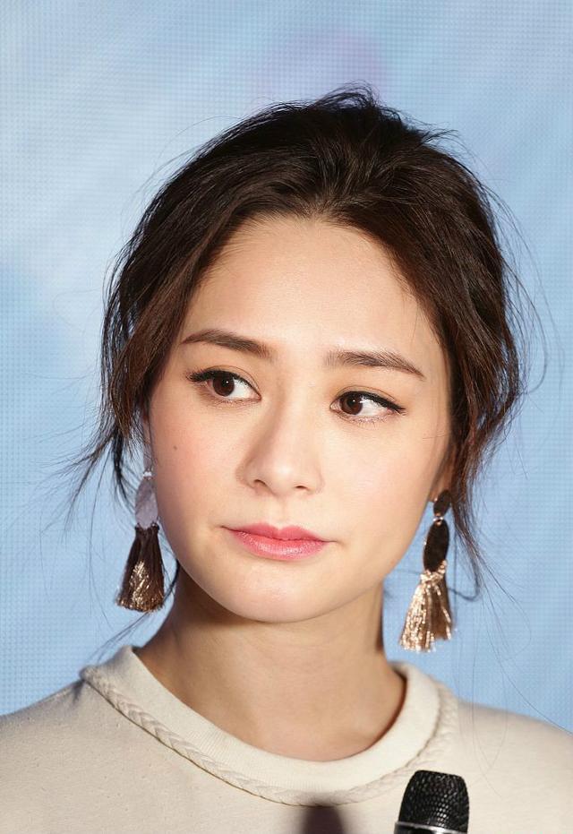 微博 Qzone 微信 阿娇再现娇式穿搭毫无美感 脸庞圆润否认五月结婚传闻