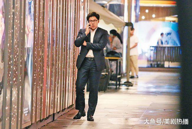 绝世好男人! 霍启刚撇下生意伙伴提前回家, 只因接到一个电话!