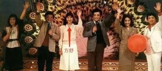 她是80年代的酒窝影后, 曾用英语主持春晚, 为小10岁男星弃夫
