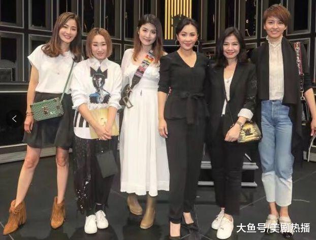 刘嘉玲演舞台剧, 半个娱乐圈都来捧场! 网友: 当年的巨星都老了!