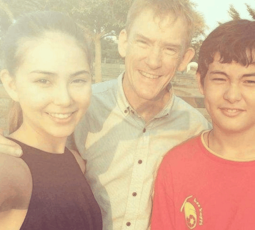 昆凌晒和老爸一起用餐照, 网友: 这爸爸太年轻了吧