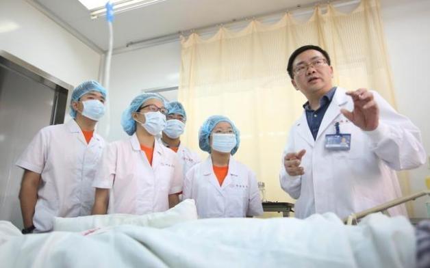 28岁小伙口腔流脓, 口腔癌生命垂危, 医生说: 都是这种水果害的!