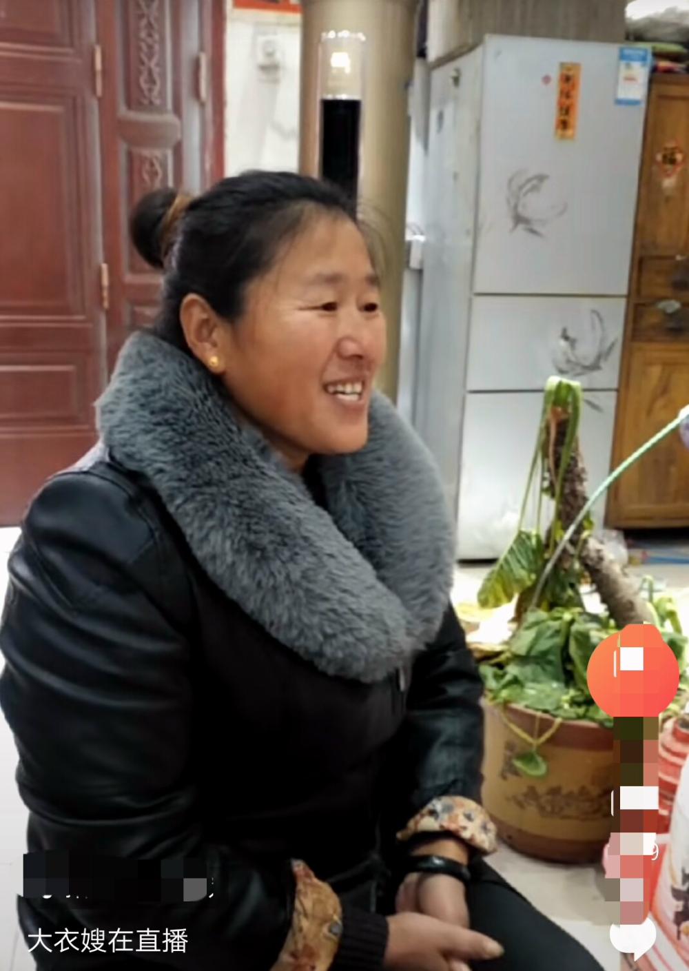 几张图片看过来,大衣嫂手上戴的镯子与皮大衣最相配