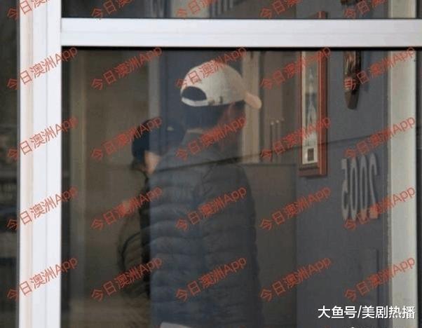 高云翔获保释后首次现身, 董璇穿情侣装陪同前往警局! 恩爱依旧!