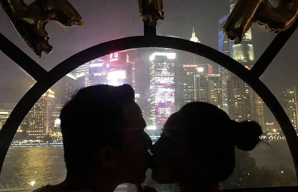 赌王儿子何猷启首公开女友照 合影半身似遮孕肚