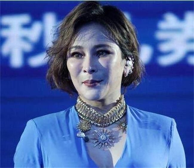 她曾是周杰伦绯闻女友, 如今却整容成蛇精脸, 网友直呼认不出