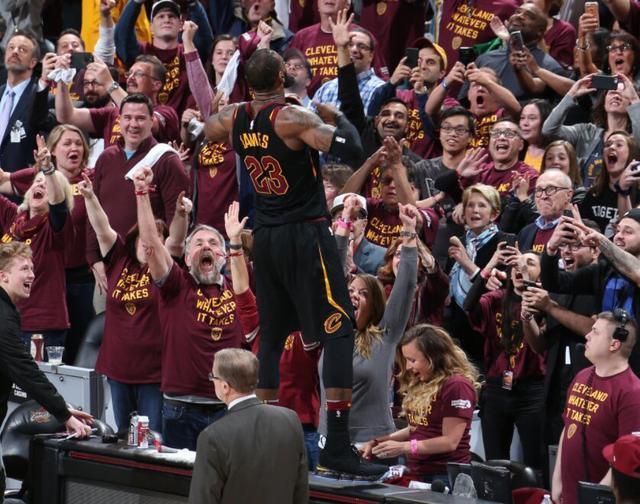 最后时刻暂停时候詹姆斯对队友们说了这么一席