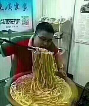 拉面店门口写着:牛肉面免费，每