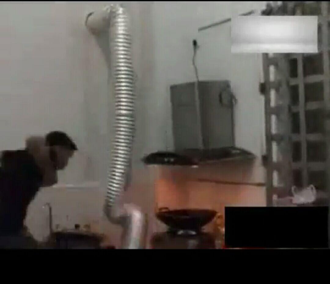 男子家中正在炒菜, 发生这样的画面