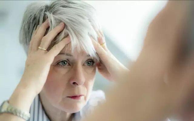 女性衰老的4大表现, 如果你全有, 可别不承认, 衰老慢慢向你走来