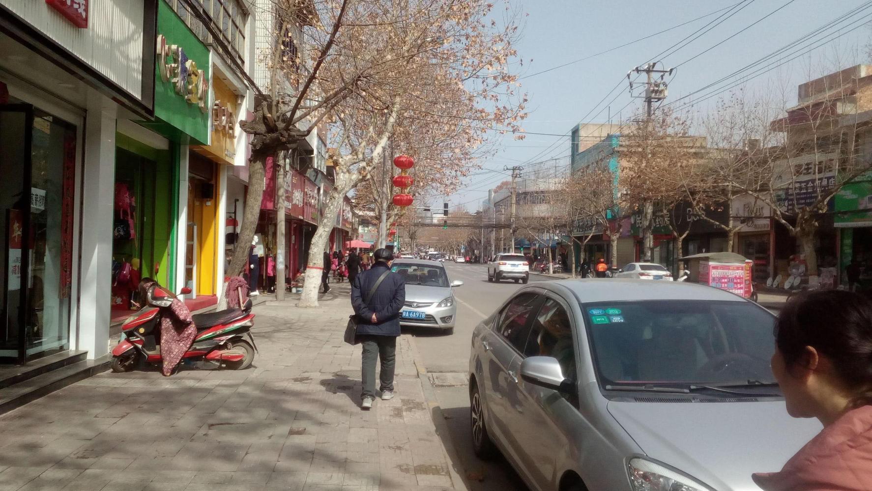 六旬老太街头取脸上黑点, 一分钟取一个