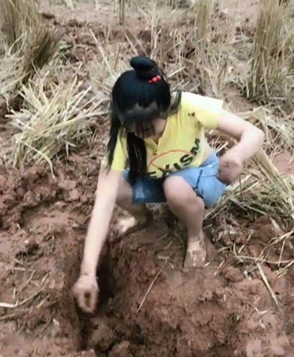 姑娘在田间土地发现异常, 结果下去检查后乐坏了