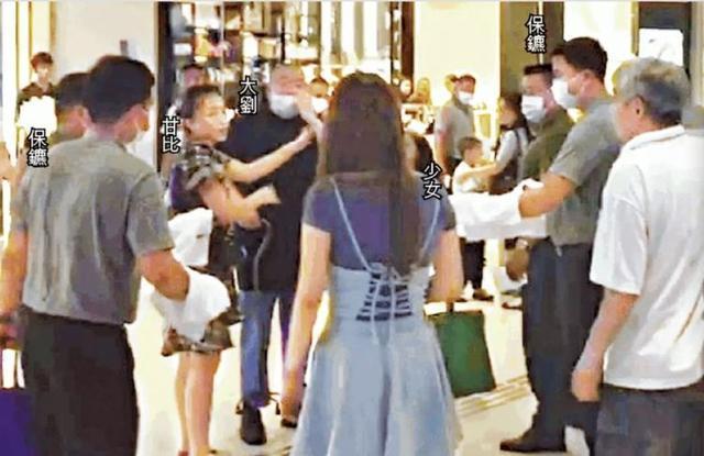 67岁刘銮雄逛街大骂路人, 甘比都挡不住, 围观群众: 有钱了不起