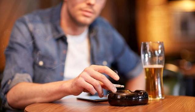 医生再三苦劝: 烟瘾再大, 这3个时间都不能抽烟, 等同不要命!