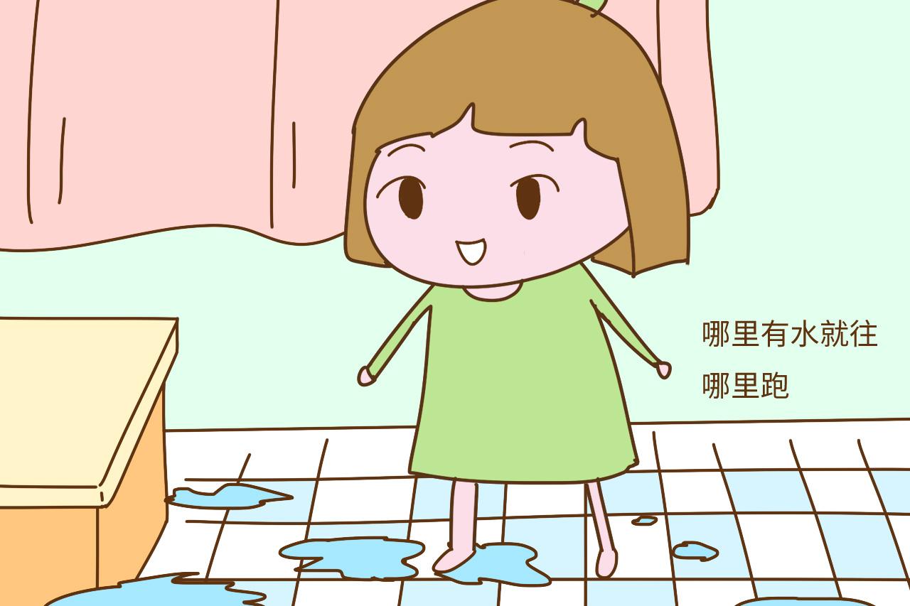 为何小孩子都这么喜欢玩水? 答案好暖心, 都不忍心拒绝他