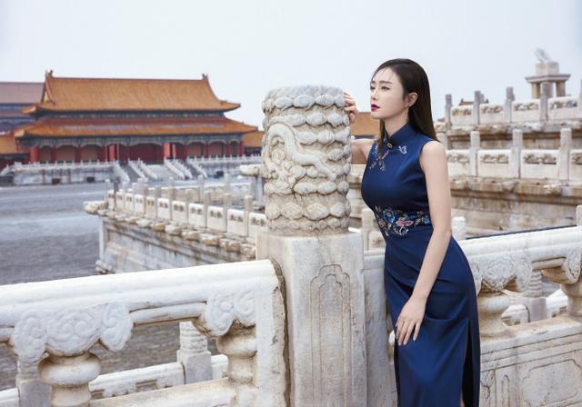秦岚回故宫拍时尚大片, 穿旗袍温婉大气, 再现富察皇后风姿!
