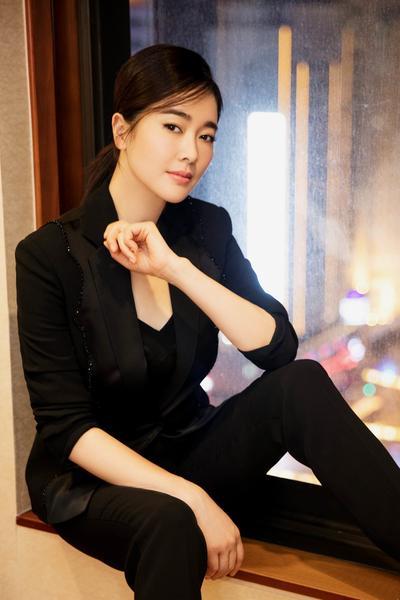 戏红人不红! 她嫁给大二十岁的富商, 两人站在一起, 有点像是父女