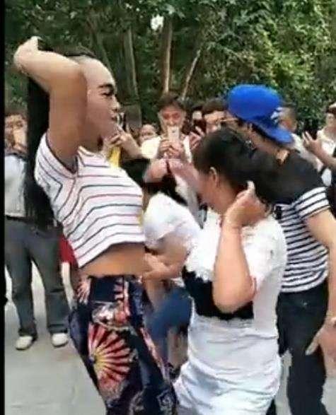 广场舞上出现一位“网红”, 这长相也太喜庆了吧!