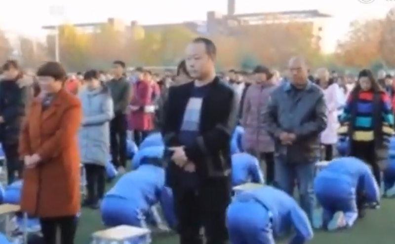 中学2千余学生集体跪拜父母 专家 跪式感恩像作秀 娱乐资讯 英雄联盟lol