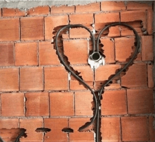 这位工人可能正在热恋中！