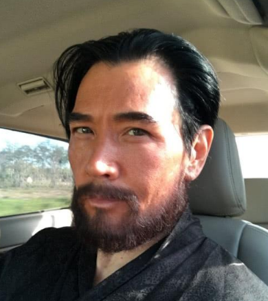58岁费翔近照流出, 留络腮胡男人味十足, 身材完爆一众小鲜肉