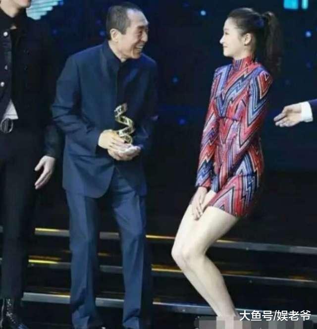 关晓彤台上对张艺谋礼貌腿, 台下的表情却耐人寻味!