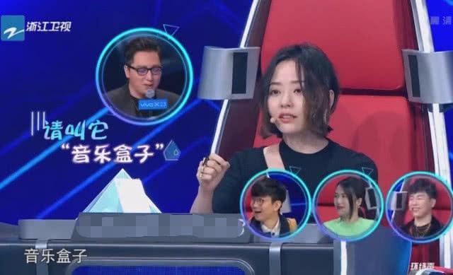 《梦想的声音》张靓颖说错话, 华少及时提醒, 她立刻捂脸道歉!