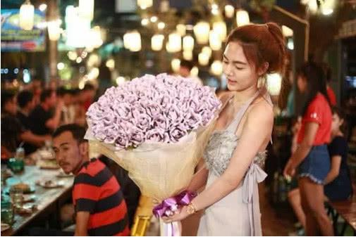 女子收到男友送的“鲜花”, 接过来感觉很轻盈, 仔细一看却笑了