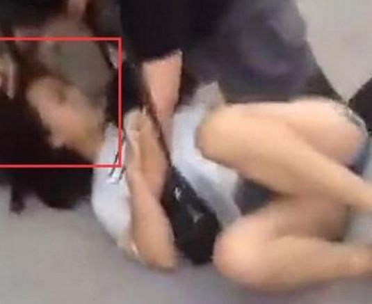 17岁第三者大街上被人抓住, 原配拿出黑色圆棍, 路人直呼: 当街这样过分了!