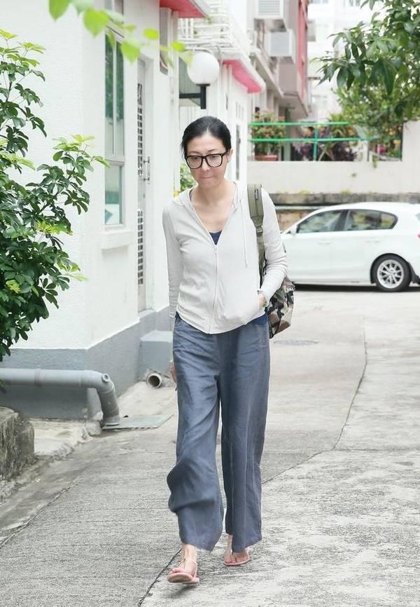 吴绮莉独自返家神情落寞 再被问小龙女只说了7个字