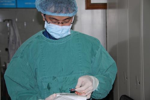 27岁女白领凌晨胸口痛, 突然心梗丧命, 只因一件事她干了8年