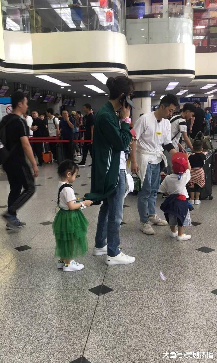 戚薇一家三口现身机场, 女儿正面照初曝光! 原来是在带娃录节目!