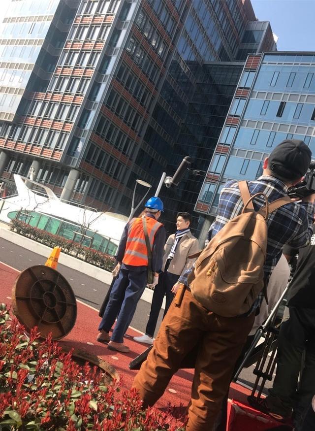 张翰遭网友路透新剧照片 与王丽坤身高差略萌