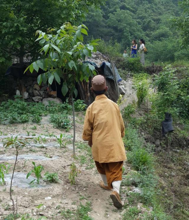 农村70岁光棍老人隐住深山, 一天一餐过午不食, 称为了找回真我