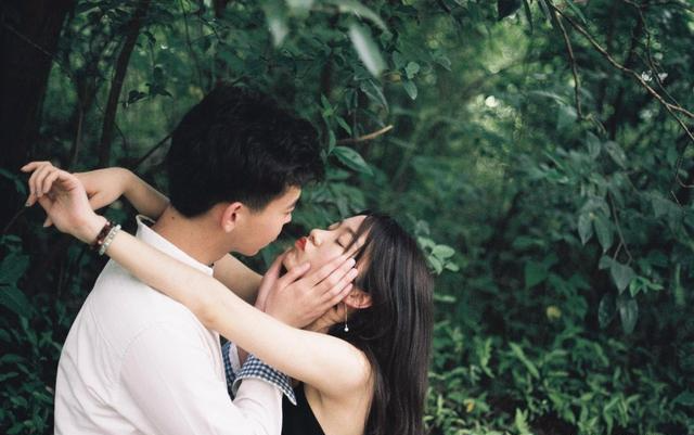 女人对你有这五个表现, 说明她心里只有你, 不用怀疑!