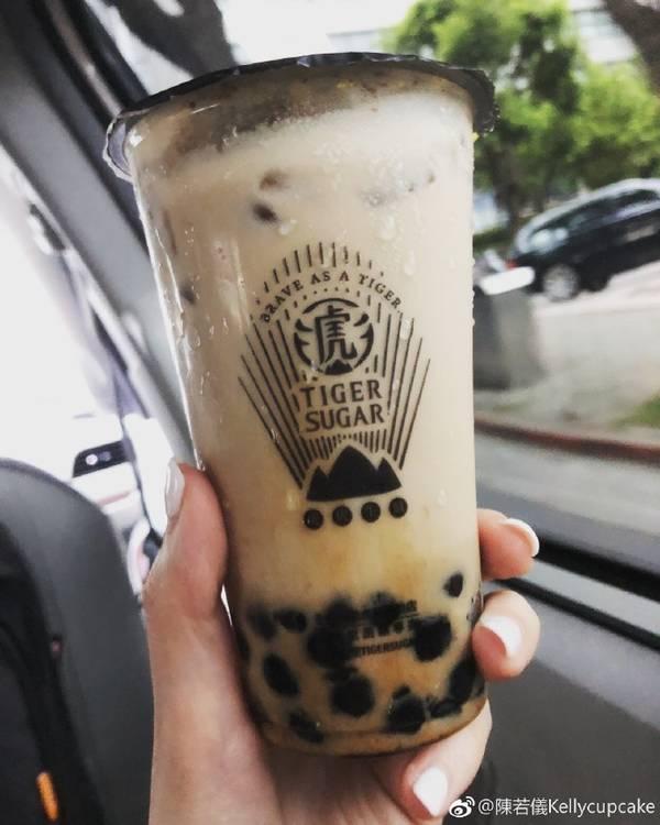 陈若仪为Kimi买奶茶 网友好担心他变得和周杰伦一样胖啊