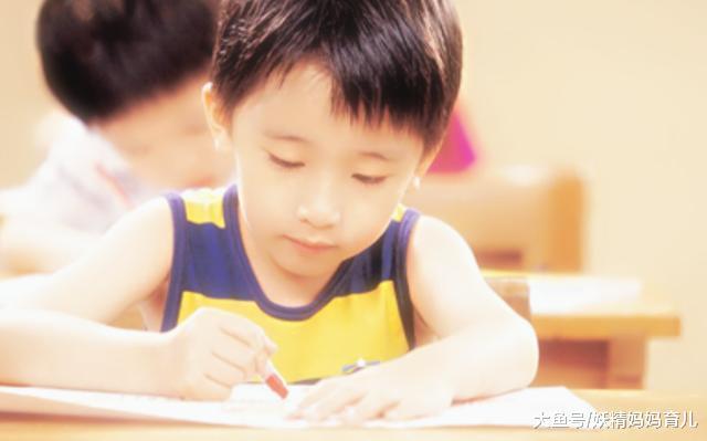 孩子经常有这些举动家长要留意了, 很可能是近视