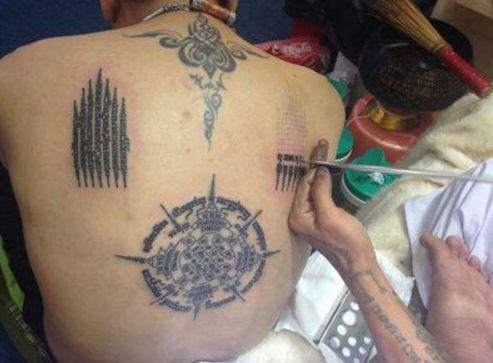 男子去泰国纹身, 回来后背部持续疼痛, 医院检查取出东西令人费解