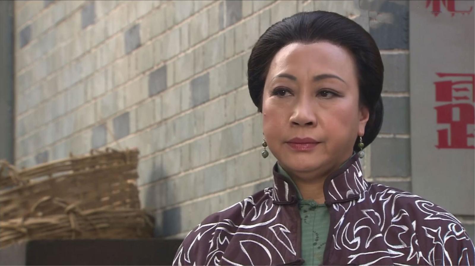 【洪金宝称她为师姐，因抽烟被周