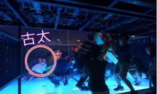 古巨基演唱会上不慎跌落舞台中心大窟窿, 十分钟后重返舞台