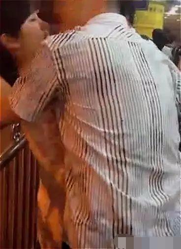 小情侣实在迫不及待, 排队时就反复亲吻, 旁边的人都看不下去了