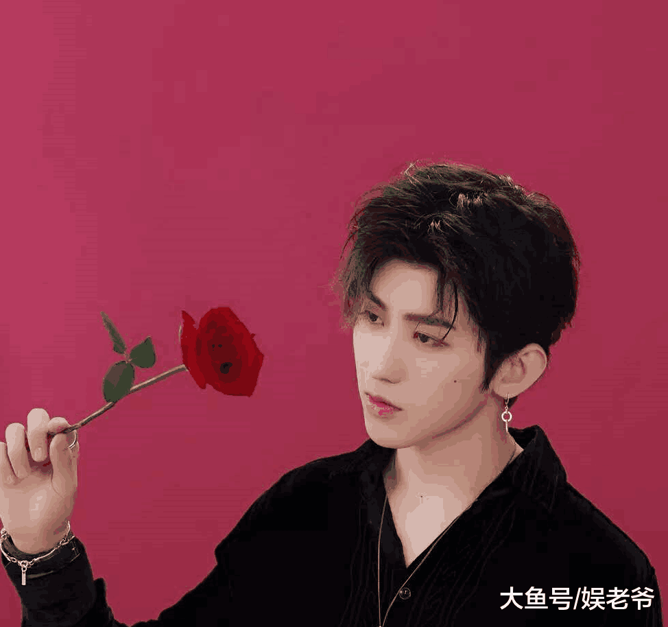 还在纠结易烊千玺蔡泽坤谁的吃花照最帅? 其实都比不过他!