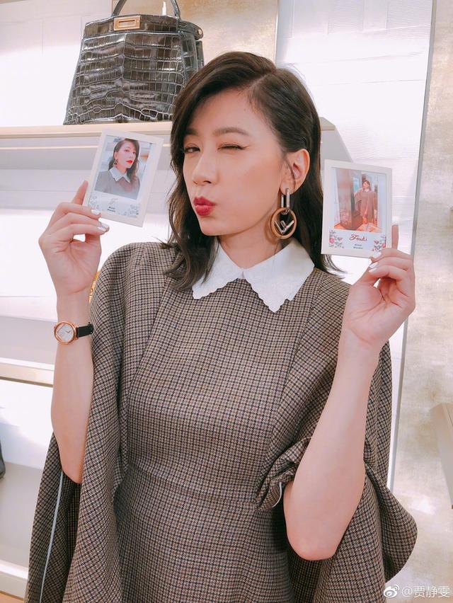 44岁贾静雯冻龄美貌红到国外, 被英国媒体大赞: 看起来只有22岁