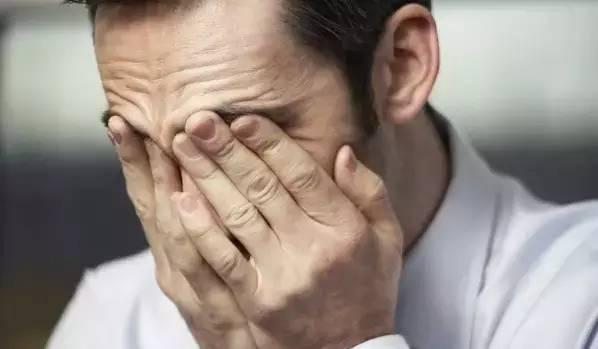 男子憋尿憋到尿不出, 医生检查后, 顿时觉得男子太恶心