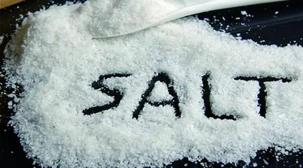 三伏天, 他用盐水泡脚, 坚持一礼拜, 身体出现奇妙变化!