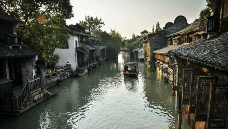 水乡的桥是水乡的眼, 透过桥眼望去, 那幅画叫乌镇。
