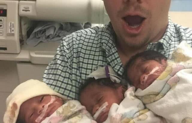 白人夫妇生下3个黑人孩子, 周围人都懵了, 孩子父母却很开心