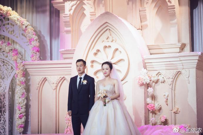 江苏苏宁球员田依浓晒婚照，并向
