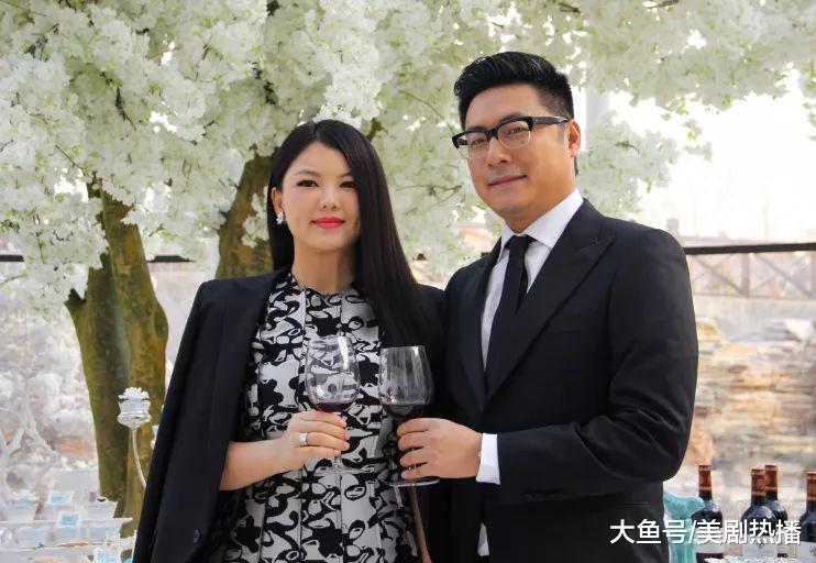 风波后王岳伦李湘亮相机场, 一个紧牵女儿手, 一个低头大步向前走