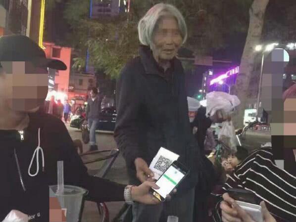 70岁霸气奶奶拿着微信二维码到处求扫, 一个姿势让万千网友都脸红了!